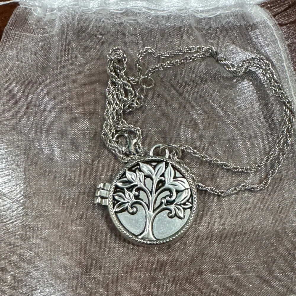 Silver Tree of Life Locket Necklace Magnetic Close - Picture 1 of 2